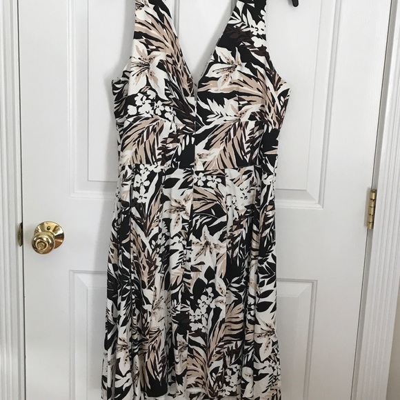 Pleated WHITE/BLACK floral print dress. - Picture 1 of 3